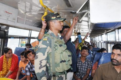 ತುಮಕೂರಿನ ನಗರಕ್ಕೆ ಆಗಮಿಸುವ ಎಲ್ಲಾ ವಾಹನಗಳನ್ನು ತಪಾಸಣೆ ನಡೆಸುತ್ತಿರುವ ತಪಾಸಣಾ ಅಧಿಕಾರಿಗಳು