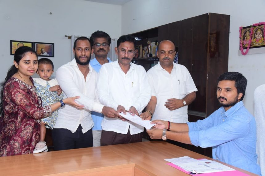 Tumkur Jds ಅಭ್ಯರ್ಥಿಯಾದ ಎನ್.ಗೋವಿಂದರಾಜು ತಮ್ಮ ಕುಟುಂಬ ಸದಸ್ಯರೊಂದಿಗೆ ನಾಮಪತ್ರ ಸಲ್ಲಿಕೆ
