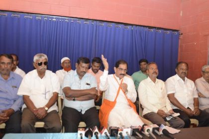 ತುಮಕೂರು ನಗರ ಮಾಜಿ ಸಚಿವ ಸೊಗಡು ಶಿವಣ್ಣ ಪಕ್ಷೇತರ ಅಭ್ಯರ್ಥಿಯಾಗಿ ಸ್ಪರ್ಧಿಸುವುದಾಗಿ ಘೋಷಿಸಿದರು.