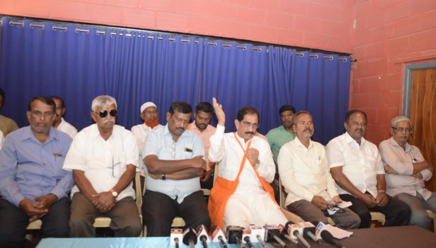 ತುಮಕೂರು ನಗರ ಮಾಜಿ ಸಚಿವ ಸೊಗಡು ಶಿವಣ್ಣ ಪಕ್ಷೇತರ ಅಭ್ಯರ್ಥಿಯಾಗಿ ಸ್ಪರ್ಧಿಸುವುದಾಗಿ ಘೋಷಿಸಿದರು.