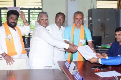 ಬಿ ಸುರೇಶ್ ಗೌಡ ತಮ್ಮ ಅಪಾರ ಬೆಂಬಲಿಗರೊಂದಿಗೆ ಜಿಲ್ಲಾಧಿಕಾರಿ ಕಚೇರಿಯಲ್ಲಿ ತಮ್ಮಉಮೇದುವಾರಿಕೆ ಸಲ್ಲಿಸಿದರು