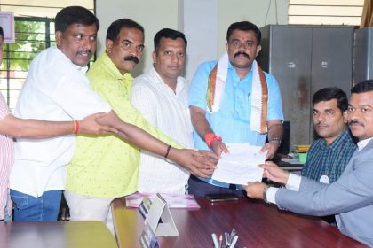 ತುಮಕೂರು ಗ್ರಾಮಾಂತರ ವಿಧಾನಸಭಾ ಕ್ಷೇತ್ರದ ಜೆಡಿಎಸ್ ಅಭ್ಯರ್ಥಿ ಡಿ.ಸಿ. ಗೌರಿಶಂಕರ್ ಅವರು ಸಾಂಕೇತಿಕವಾಗಿ ನಾಮಪತ್ರ ಸಲ್ಲಿಸಿದರು.