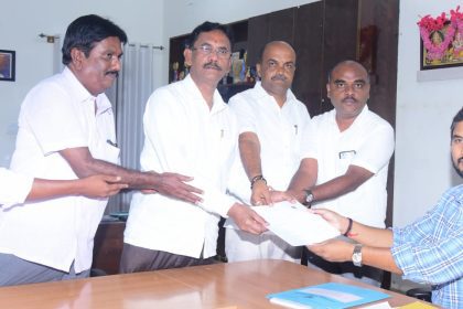 ತುಮಕೂರು ನಗರ ಜೆಡಿಎಸ್ ಅಭ್ಯರ್ಥಿ ಗೋವಿಂದರಾಜು ನಾಮಪತ್ರ ಸಲ್ಲಿಸಿದರು.