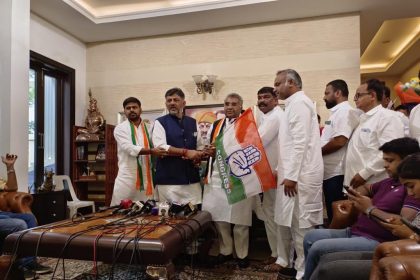 ಕೈ ಹಿಡಿದ ವಿಶ್ವನಾಥ್ ಪಾಟೀಲ್ :ಆಣೆಕಟ್ಟು ಒಡೆದು ನೀರು ಹರಿದು ಬರುತ್ತಿರುವುದಕ್ಕೆ ಇದಕ್ಕಿಂತ ಸಾಕ್ಷಿ ಬೇಕಾ; ಡಿ.ಕೆ ಶಿವಕುಮಾರ್