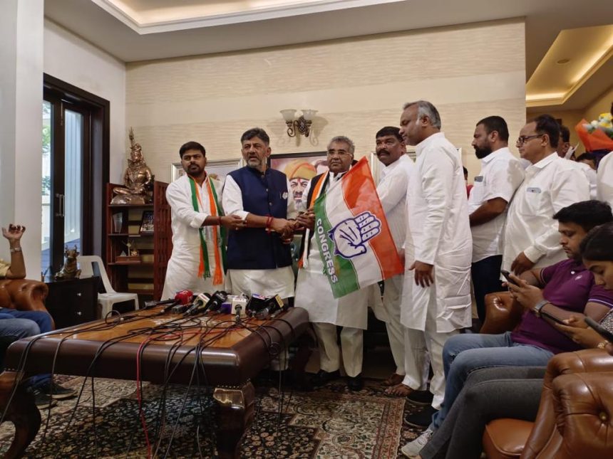 ಕೈ ಹಿಡಿದ ವಿಶ್ವನಾಥ್ ಪಾಟೀಲ್ :ಆಣೆಕಟ್ಟು ಒಡೆದು ನೀರು ಹರಿದು ಬರುತ್ತಿರುವುದಕ್ಕೆ ಇದಕ್ಕಿಂತ ಸಾಕ್ಷಿ ಬೇಕಾ; ಡಿ.ಕೆ ಶಿವಕುಮಾರ್