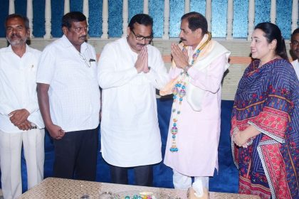 ಮಾಜಿ ಶಾಸಕ ಡಾ. ರಫೀಕ್ ಅಹ್ಮದ್ ರವರ ನಿವಾಸಕ್ಕೆ ಪಕ್ಷೇತರ ಅಭ್ಯರ್ಥಿ ಸೊಗಡು ಶಿವಣ್ಣ ಭೇಟಿ ಚುನಾವಣೆಗೆ ಸಹಕರಿಸುವಂತೆ ಮನವಿ ಮಾಡಿದರು.