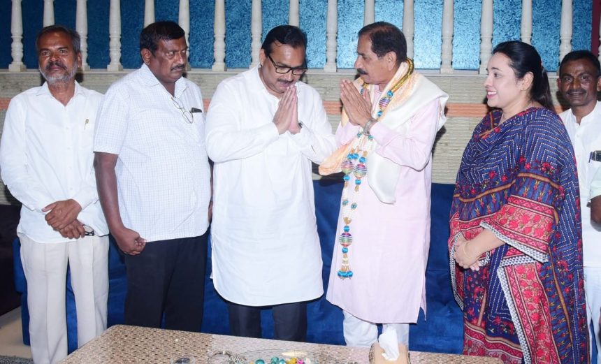 ಮಾಜಿ ಶಾಸಕ ಡಾ. ರಫೀಕ್ ಅಹ್ಮದ್ ರವರ ನಿವಾಸಕ್ಕೆ ಪಕ್ಷೇತರ ಅಭ್ಯರ್ಥಿ ಸೊಗಡು ಶಿವಣ್ಣ ಭೇಟಿ ಚುನಾವಣೆಗೆ ಸಹಕರಿಸುವಂತೆ ಮನವಿ ಮಾಡಿದರು.