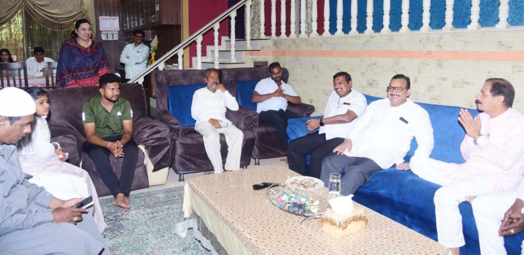 ಮಾಜಿ ಶಾಸಕ ಡಾ. ರಫೀಕ್ ಅಹ್ಮದ್ ರವರ ನಿವಾಸಕ್ಕೆ ಪಕ್ಷೇತರ ಅಭ್ಯರ್ಥಿ ಸೊಗಡು ಶಿವಣ್ಣ ಭೇಟಿ ಚುನಾವಣೆಗೆ ಸಹಕರಿಸುವಂತೆ ಮನವಿ ಮಾಡಿದರು.