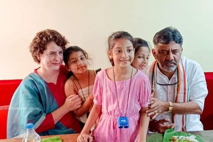 ಪ್ರಿಯಾಂಕಾ ವಾದ್ರಾ ಅವರು ಮೈಸೂರಿನ ಪ್ರಸಿದ್ಧ ಮೈಲಾರಿ ಹೋಟೆಲ್ನಲ್ಲಿ ಬುಧವಾರ ದೋಸೆ ಸವಿದರು.