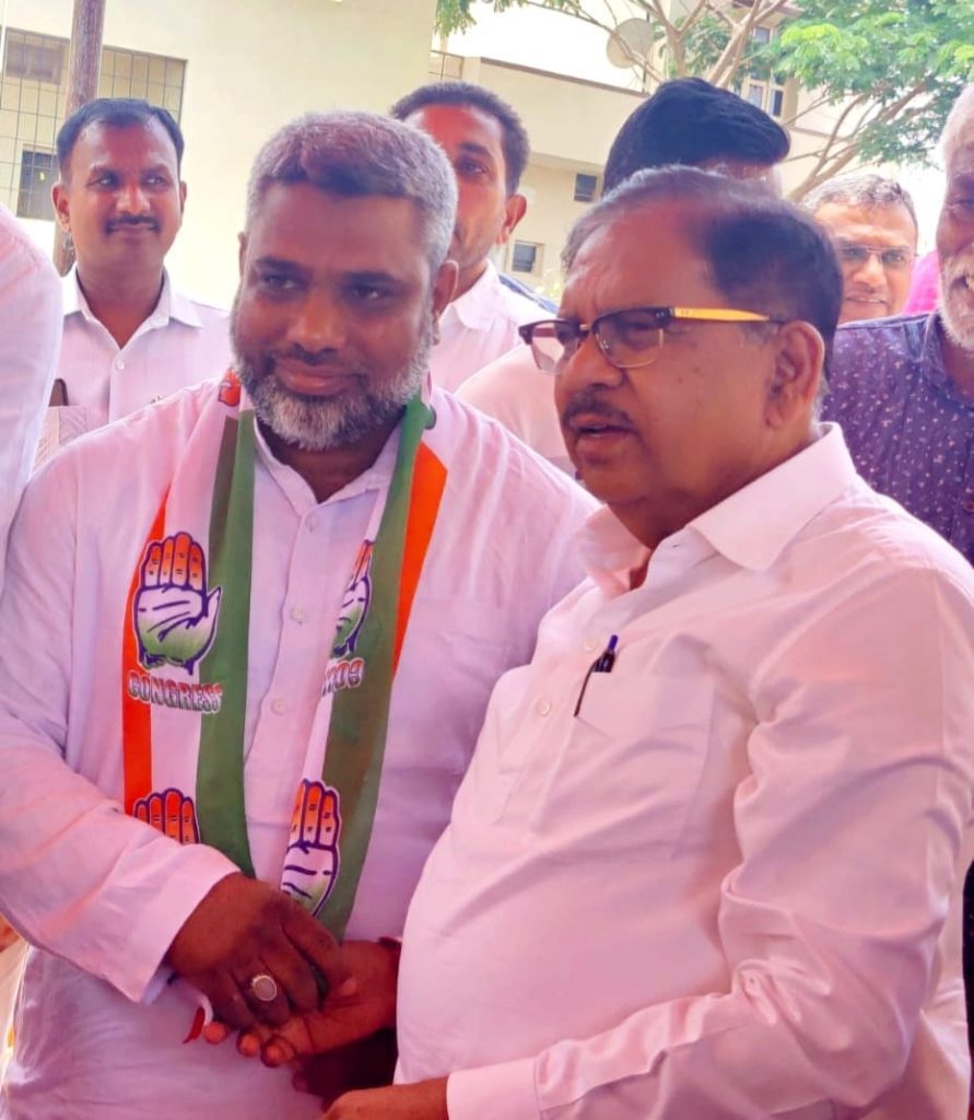 ಅತೃಪ್ತರ ಆಕ್ರೋಶಶಮನಗೊಳಿಸಿದ ಡಾ.ಜಿ.ಪರಮೇಶ್ವರ್:ಅತೀಕ್ ಅಹಮದ್ ರವರ ಮನೆಗೆ ಭೇಟಿ