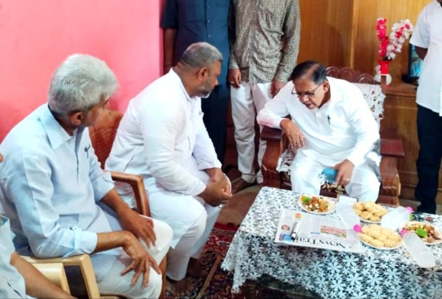 ಅತೃಪ್ತರ ಆಕ್ರೋಶಶಮನಗೊಳಿಸಿದ ಡಾ.ಜಿ.ಪರಮೇಶ್ವರ್:ಅತೀಕ್ ಅಹಮದ್ ರವರ ಮನೆಗೆ ಭೇಟಿ