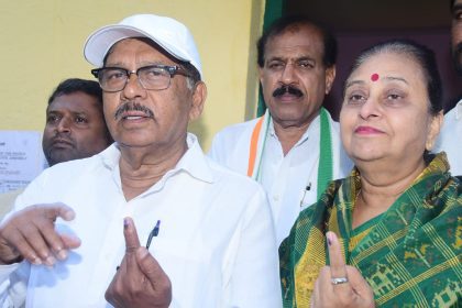 ಡಾ.ಜಿ ಪರಮೇಶ್ವರ್ ತಮ್ಮ ಪತ್ನಿ ಕನ್ನಿಕ ಪರಮೇಶ್ವರ್ ಅವರೊಂದಿಗೆ ತೆರಳಿ ಮತದಾನ ಮಾಡಿದರು