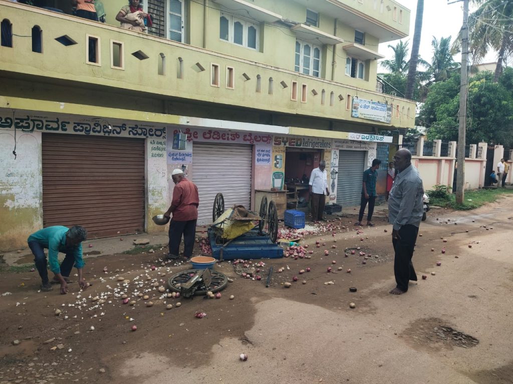 ತಳ್ಳುವ ಗಾಡಿಗೆ ಮಾರುತಿ ಕಾರ್ಡಿಕ್ಕಿ