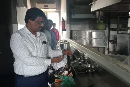 ಇಂದಿರಾ ಕ್ಯಾಂಟಿನ್’ಗೆ ಜಿಲ್ಲಾಧಿಕಾರಿ ಶ್ರೀನಿವಾಸ.ಕೆ ಅನೀರಿಕ್ಷಿತ ಭೇಟಿ