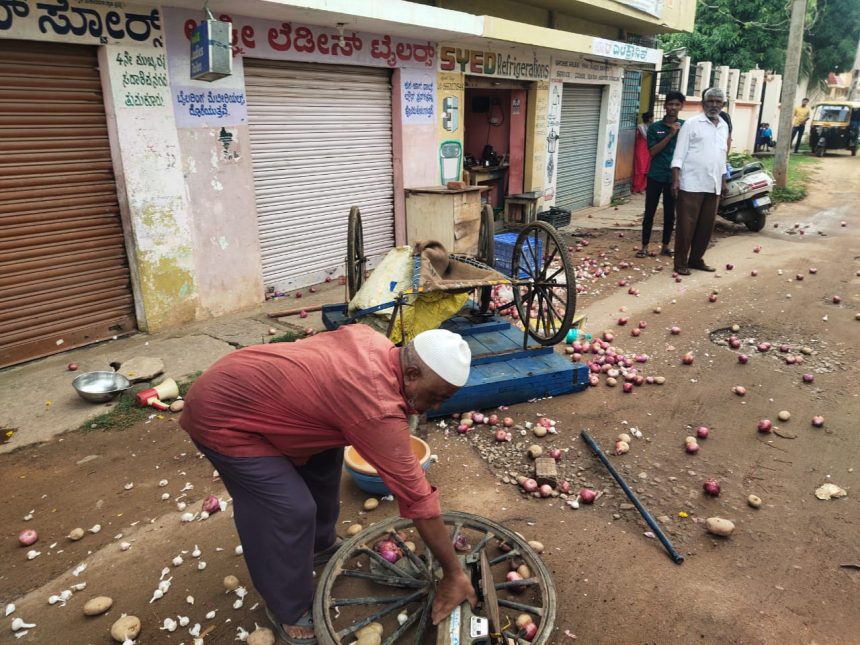 ತಳ್ಳುವ ಗಾಡಿಗೆ ಮಾರುತಿ ಕಾರ್ಡಿಕ್ಕಿ