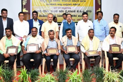 ಮುಖ್ಯ ಶಿಕ್ಷಕರನ್ನು ಗೃಹ ಹಾಗೂ ಜಿಲ್ಲಾ ಉಸ್ತುವಾರಿ ಸಚಿವ ಡಾ. ಜಿ. ಪರಮೇಶ್ವರ್ ನೆನಪಿನ ಕಾಣಿಕೆ