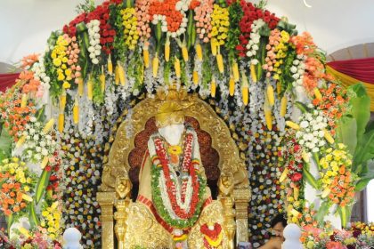 ಗುರುಪೂರ್ಣಿಮೆ ಅಂಗವಾಗಿ ಶ್ರೀ ಸಾಯಿಬಾಬಗೆ ವಿಶೇಷ ಅಲಂಕಾರ