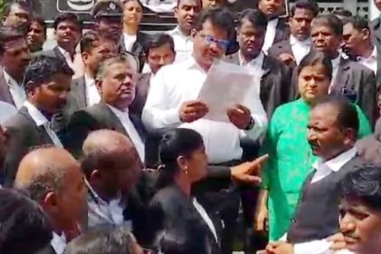 ಮಹಿಳಾ ವಕೀಲೆಯ ಮೇಲೆ ಪೊಲೀಸರಿಂದ ದೌರ್ಜನ್ಯ, ನ್ಯಾಯಕ್ಕಾಗಿ ವಕೀಲರ ಪ್ರತಿಭಟನೆ
