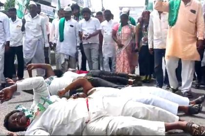 ರೈತರ ತೋಟದ ಮನೆಗಳಿಗೆ ಸಿಂಗಲ್ ಫೇಸ್ ವಿದ್ಯುತ್ ಒದಗಿಸುವಂತೆ ಪ್ರತಿಭಟನೆ.