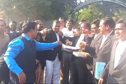 ಸಿಹಿ ಹಂಚಿ ಸಂಭ್ರಮಸಿದ ಕಲಬುರ್ಗಿ ವಕೀಲರು