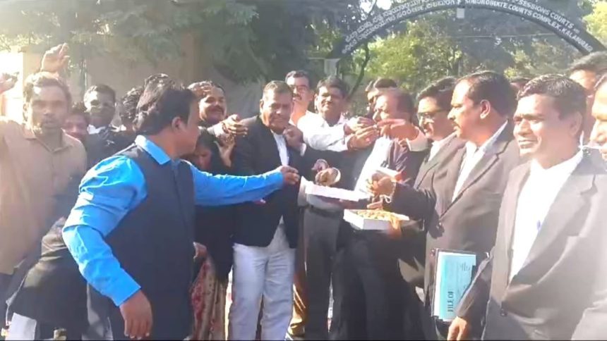 ಸಿಹಿ ಹಂಚಿ ಸಂಭ್ರಮಸಿದ ಕಲಬುರ್ಗಿ ವಕೀಲರು