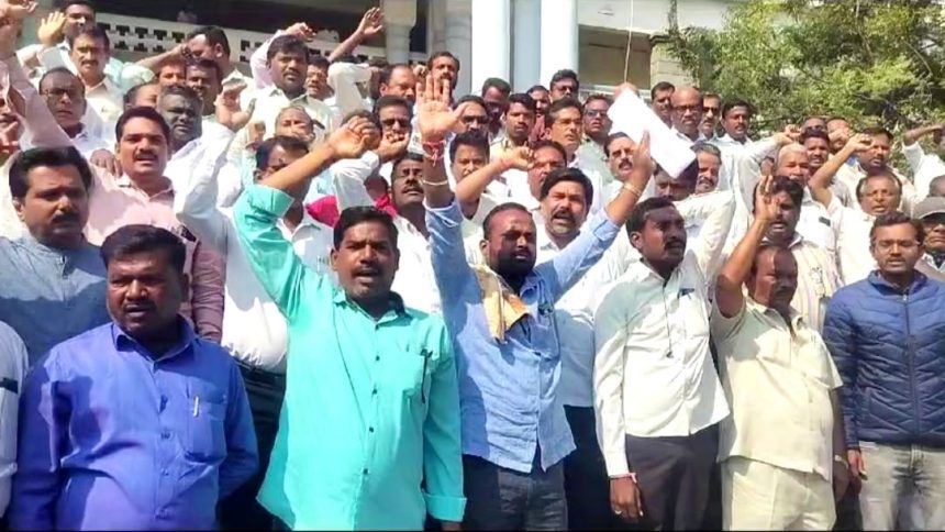 *ಗ್ರಾಮೀಣ ವೈದ್ಯರ ಮೇಲಿನ ಕಿರುಕುಳ ತಡೆಯುವಂತೆ ಒತ್ತಾಯಿಸಿ ಪ್ರತಿಭಟನೆ!!!*