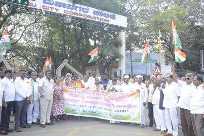 ಸಂಸದರನ್ಬು ಅಮಾನತ್ತುಗೊಳಿಸಿರುವ ಬಿಜೆಪಿ ಪಕ್ಷದ ಕ್ರಮವನ್ಬು ಖಂಡಿಸಿ ಕಾಂಗ್ರೆಸ್ ಕಾರ್ಯಕರ್ತರು ಪ್ರತಿಭಟನೆ ನಡೆಸಿದರು