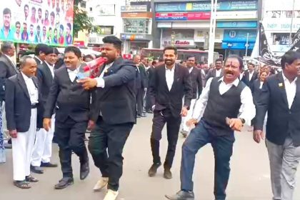 Kalburgi ವಕೀಲರಿಗೆ ಸವಾಲ್ ಹಾಕಿರುವ ಪೊಲೀಸ್ ಅಧಿಕಾರಿಯ ವಿರುದ್ಧ ಬೃಹತ್ ಪ್ರತಿಭಟನೆ