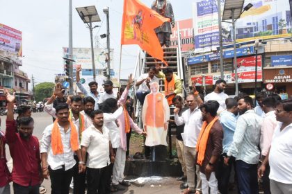 ಕಲಬುರಗಿಯಲ್ಲಿ ಮೋದಿ ಭಾವಚಿತ್ರಕ್ಕೆ ಕ್ಷೀರಾಭಿಷೇಕ.ಸಾದ್ವಿ ನೇತೃತ್ವದಲ್ಲಿ ಸಿಹಿ ಹಂಚಿ ಸಂಭ್ರಮಾಚರಣೆ.