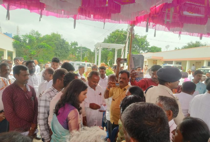 ಭೂಮಿಯನ್ನು Kiadbಗೆ ಭೂ ಸ್ವಾಧೀನದಿಂದ ಕೈಬಿಡಬೇಕೆಂದು ಆಗ್ರಹ