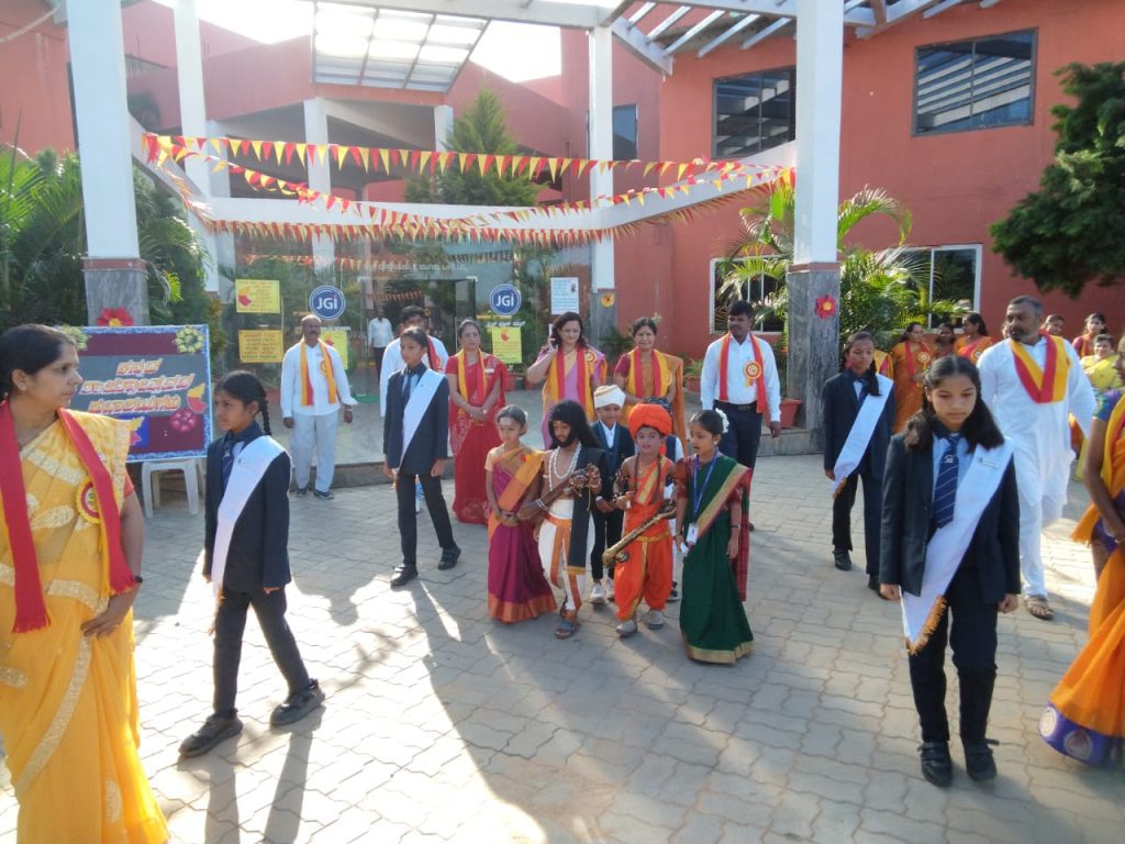 ತುಮಕೂರು ಜೈನ್ ಪಬ್ಲಿಕ್ ಶಾಲಾ ಆವರಣದಲ್ಲಿ ಕನ್ನಡದ ಕಂಪನ್ನು ಪಸರಿಸಿದ ಶಾಲಾ ಮಕ್ಕಳು