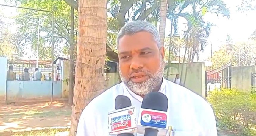 ತುಮಕೂರು : ನಗರದಲ್ಲಿ ಇತ್ತೀಚೆಗೆ ಪುಂಡರ ಹಾವಳಿ ಹೆಚ್ಚಾಗಿದ್ದು ಮಚ್ಚು, ಲಾಂಗು ಸೇರಿದಂತೆ ಇನ್ನಿತರೆ ಮಾರಕಾಸ್ತ್ರಗಳನ್ನು ಕೈಯಲ್ಲಿ